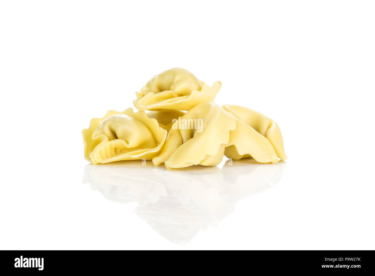 Raw Italienisch tortellini Pasta auf weißem Hintergrund traditionelle Knödel isoliert Stockfoto