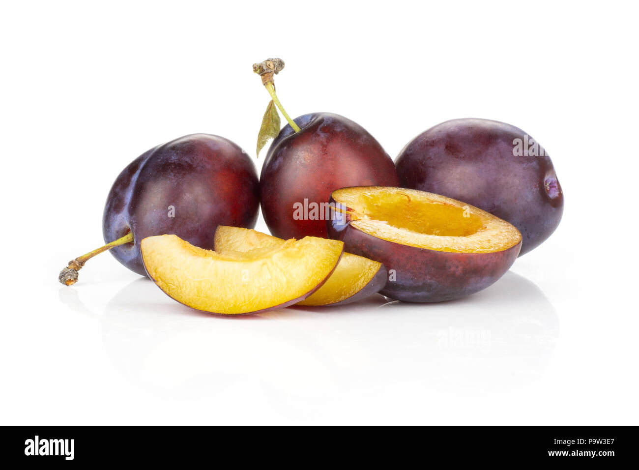 Gruppe von drei ganzen Hälfte zwei Scheiben frischen blau-violette Plum vibrant Moyer Vielfalt auf weißen isoliert Stockfoto