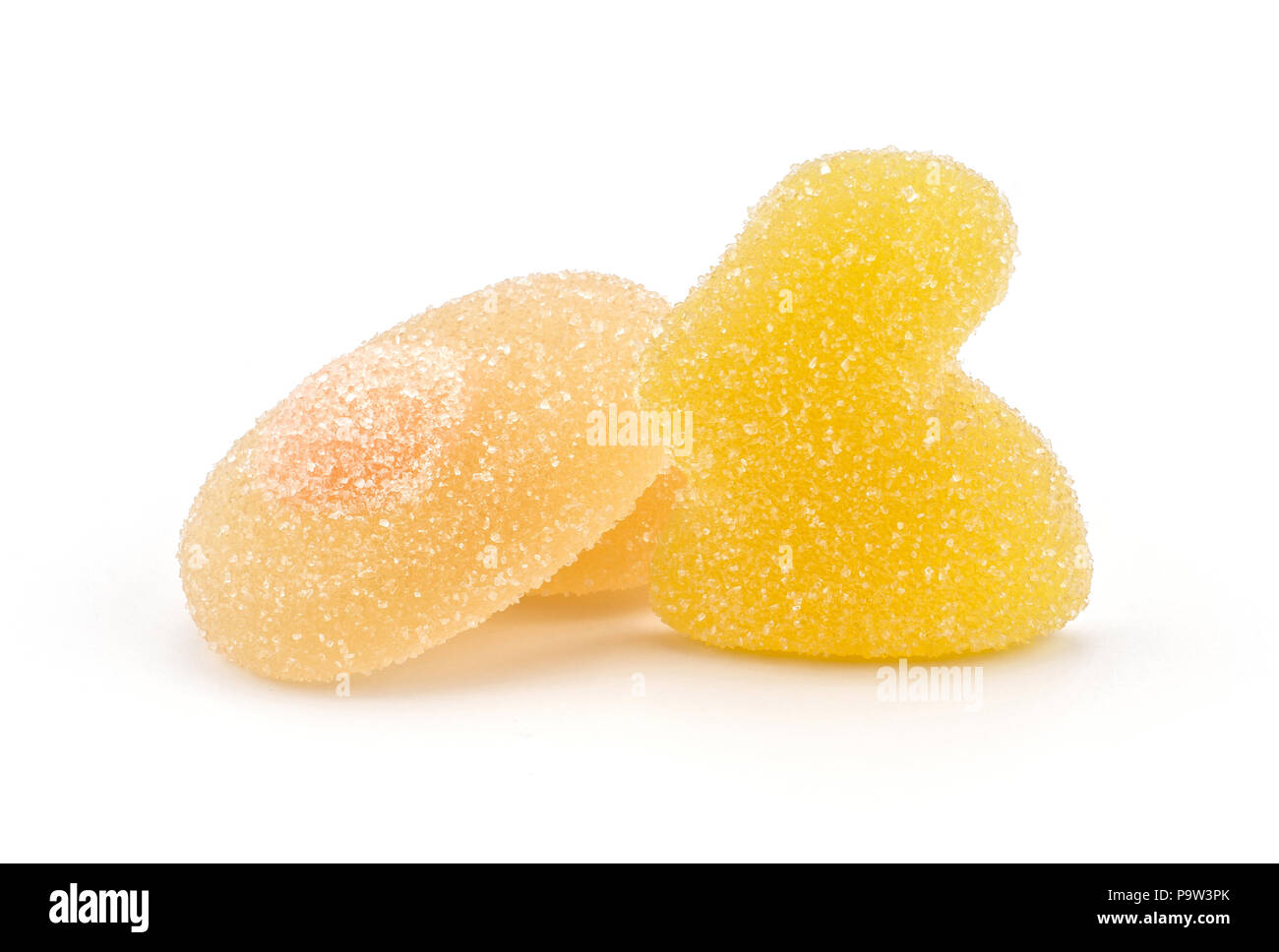 Ein gelee Ostern Osterhase mit zwei Zitrone Eier auf weißem Hintergrund zwei Marmelade Süßigkeiten isoliert Stockfoto