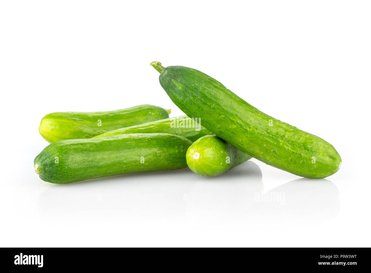 Fünf frische Mini Gurken auf weißem Hintergrund Stockfoto