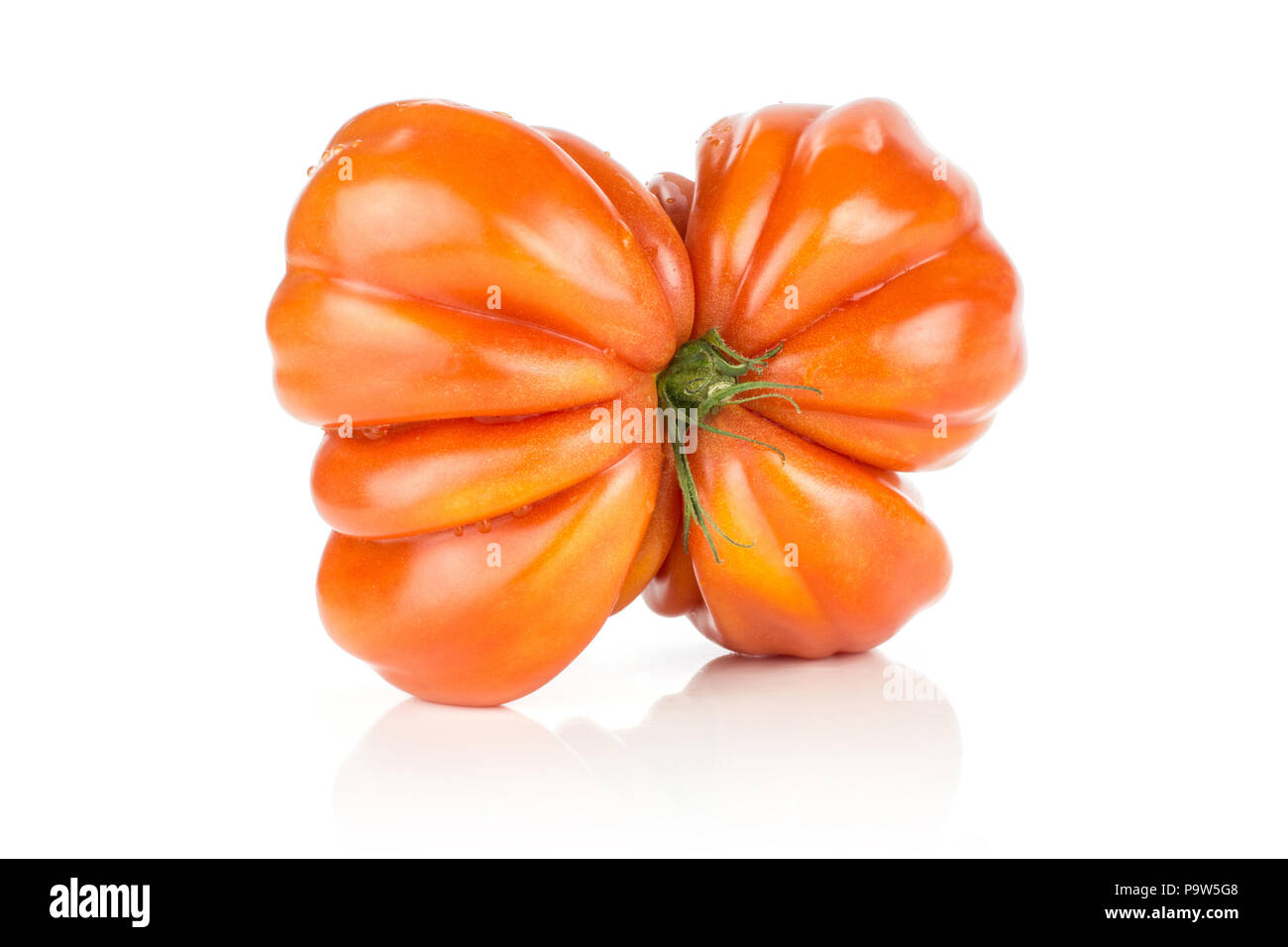 Rindfleisch Tomaten (schmetterling geformt) auf weißem Hintergrund eine große reife rote isoliert mit Rippen Stockfoto