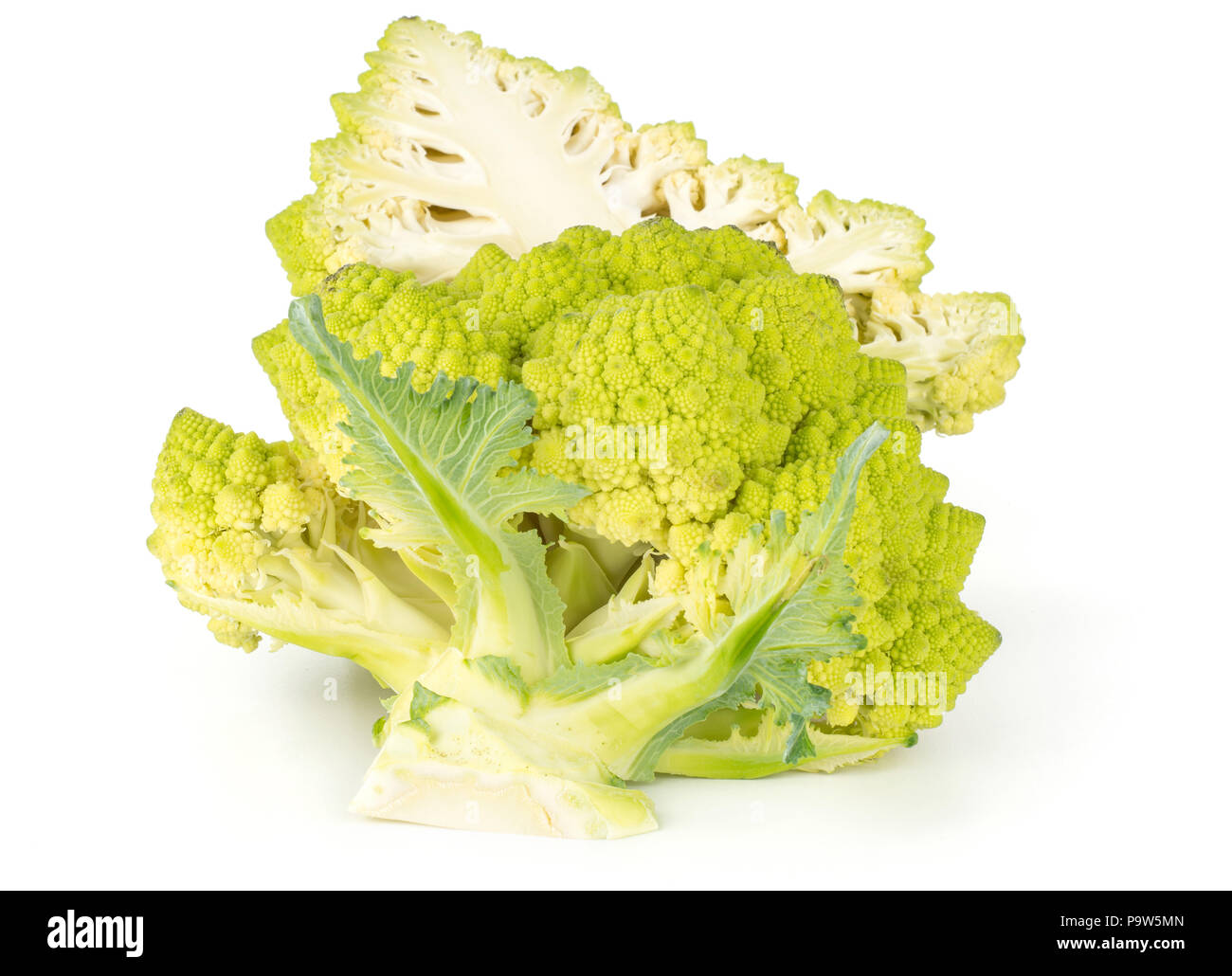 In Scheiben geschnittenen Romanesco Blumenkohl zwei grüne Hälften auf weißem Hintergrund Stockfoto