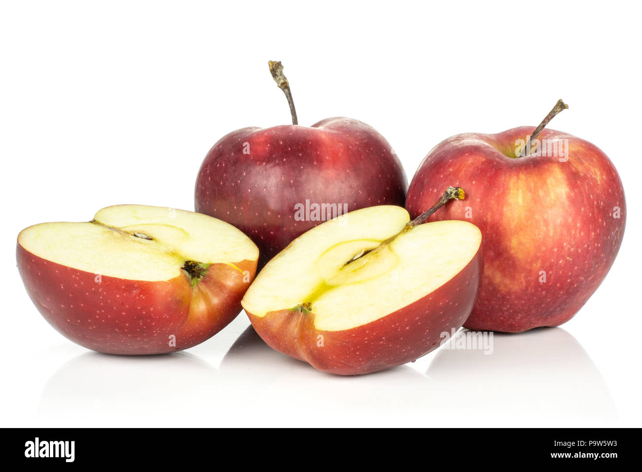 Zwei Red Delicious äpfel mit beiden Hälften auf weißem Hintergrund Querschnitt isoliert Stockfoto