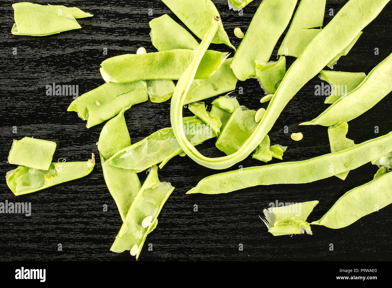 Flache grüne Bohnen stack Draufsicht auf schwarz Holz Hintergrund isoliert Stockfoto