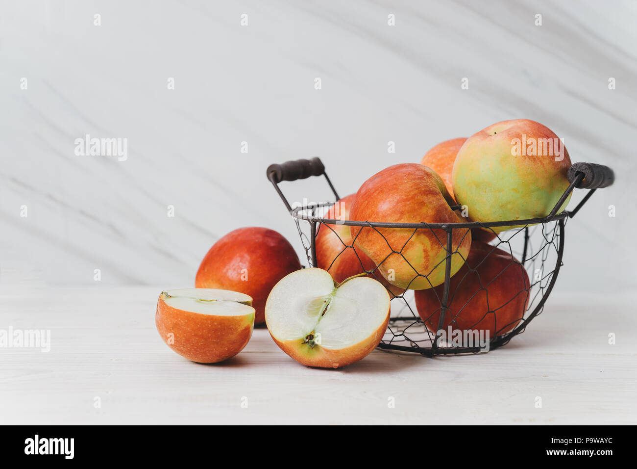 Rote Äpfel in einem Korb Stockfoto