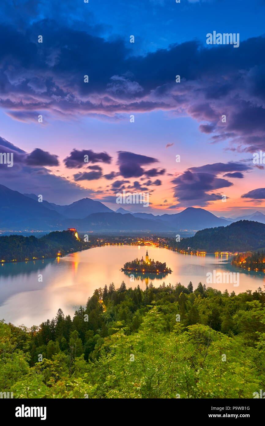 Slowenien - See vor Sonnenaufgang, julischen Alpen Bled Stockfoto