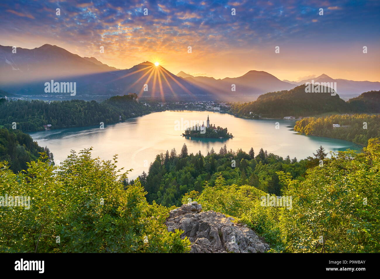 Sonnenaufgang über den See Bled Julische Alpen, Slowenien Stockfoto