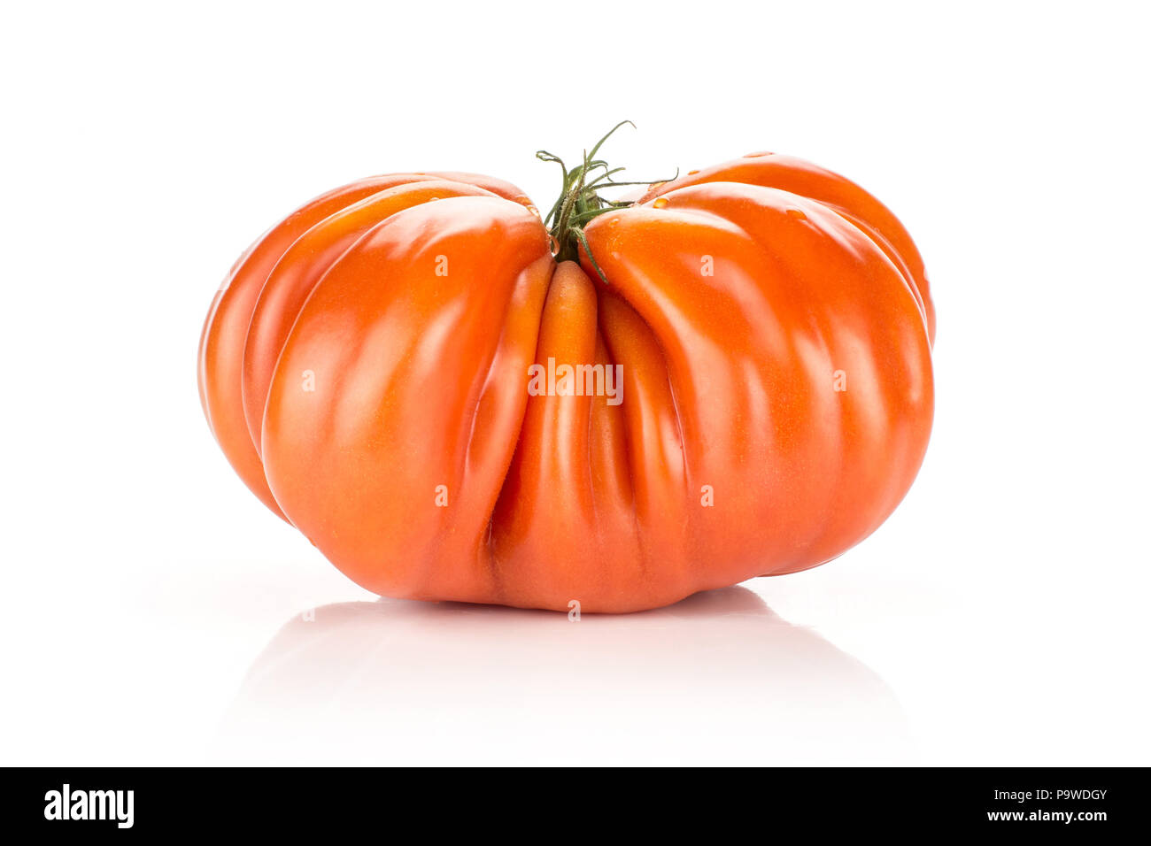 Rindfleisch Tomaten auf weißem Hintergrund eine große reife rote isoliert mit Rippen Stockfoto