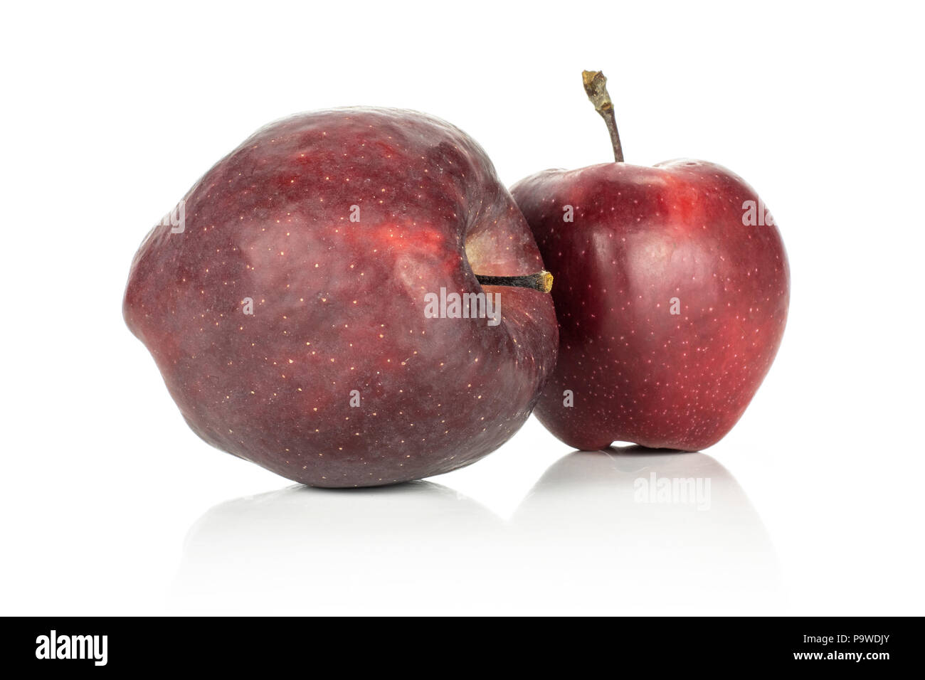 Zwei Äpfel Red Delicious isoliert auf weißem Hintergrund Stockfoto