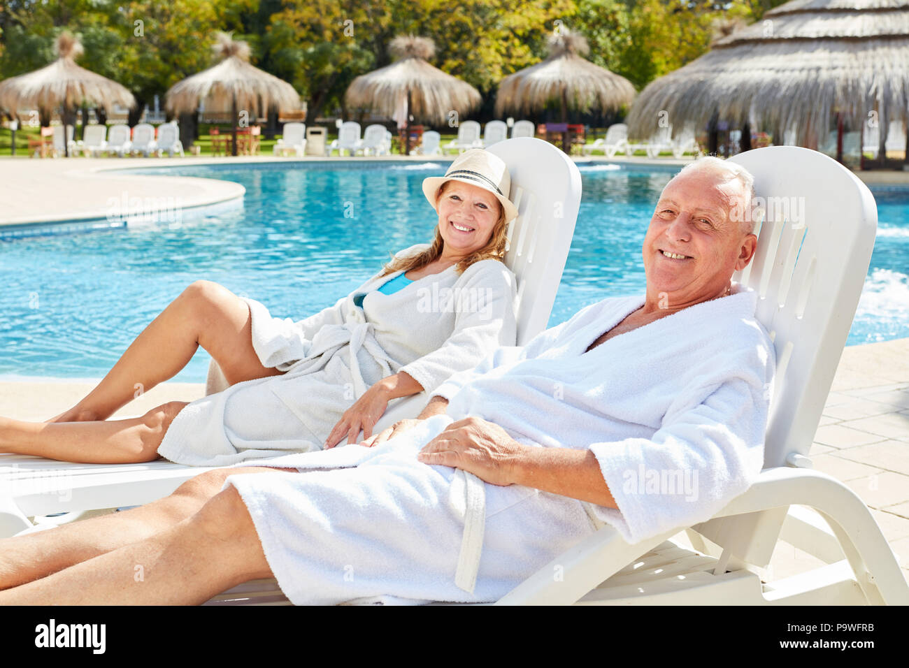 Senior Paar genießt den Luxus Urlaub am Pool des Spa Hotel Stockfoto
