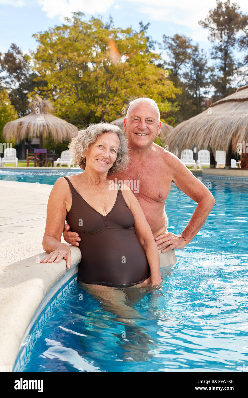 Glückliches Paar von Senioren steht im Schwimmbad des Hotel im Sommer Urlaub Stockfoto