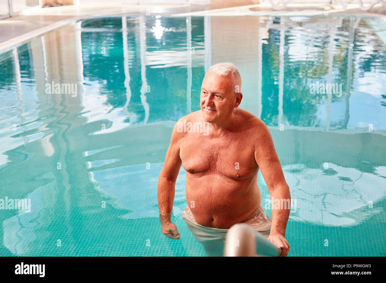 Ältere Menschen als ein entspannter Rentner in den Pool in einem Spa