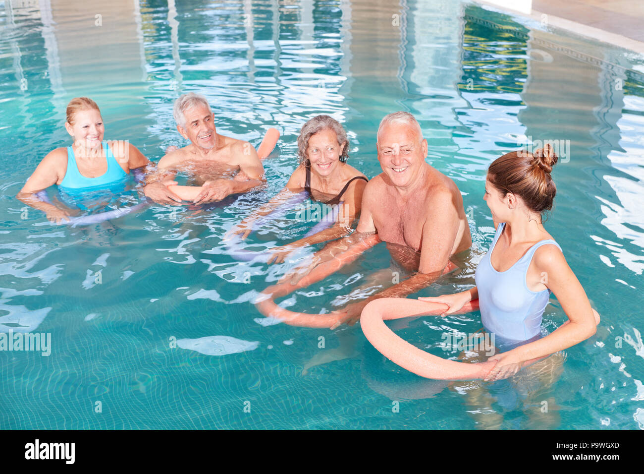 Senior Group hat Aqua Gymnastik als Hydrotherapie im rehab Stockfoto