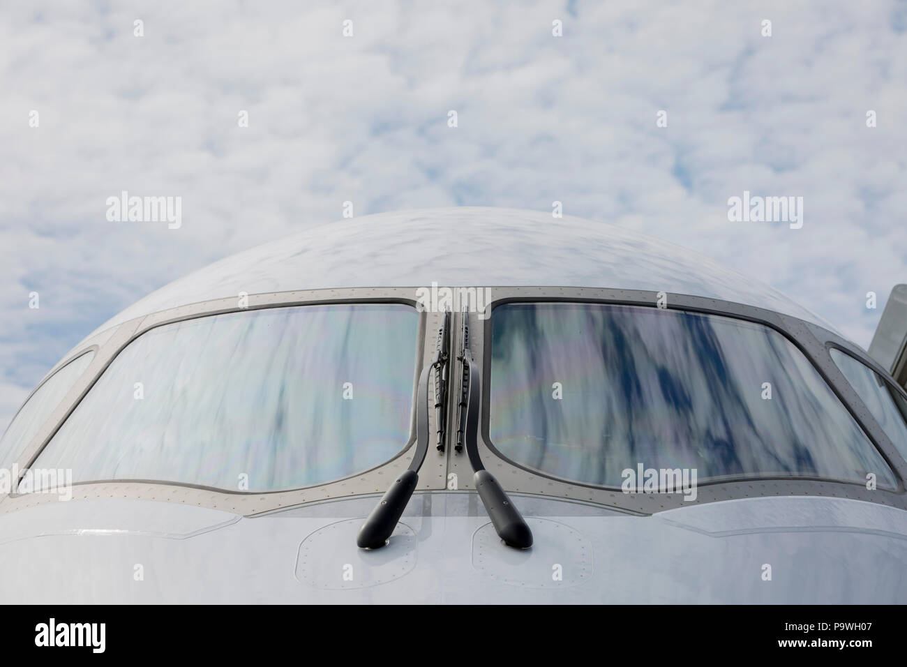 Die Nase und Cockpit Windschutzscheibe von einem Mitsubishi Regional Jet CRJ auf der Farnborough Airshow am 16. Juli 2018 in Farnborough, England. Stockfoto