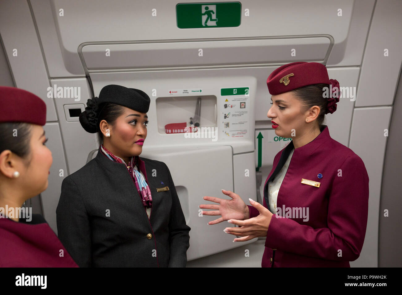 Qatar Airways Kabinenpersonal in einem Airbus A350-1000 in Farnborough, am 18. Juli 2018 in Farnborough, England. Stockfoto