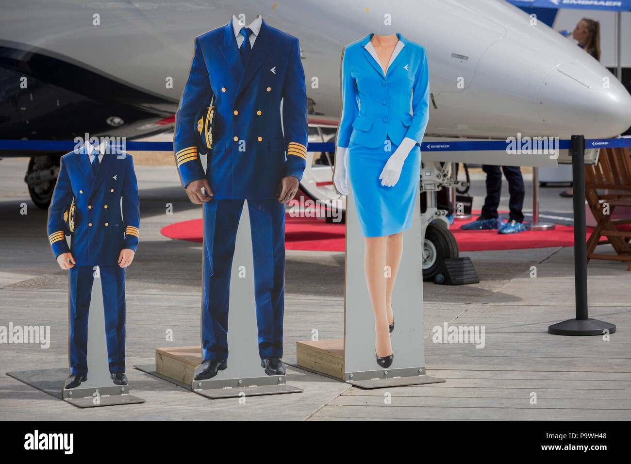 Headless Ausschnitte für visisors an der Embraer Exponat auf der Farnborough Airshow, am 16. Juli 2018 in Farnborough, England. Stockfoto