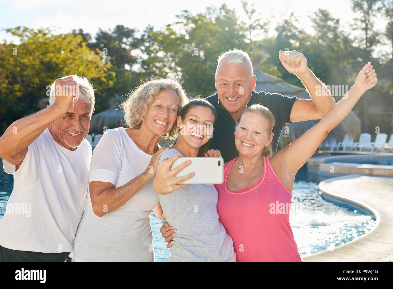 Gruppe Senioren als Tour Gruppe Spaß hat und macht selfie mit Reiseleiter Stockfoto