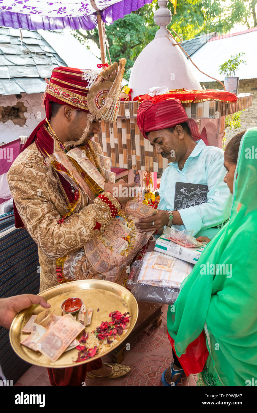 Eine traditionelle Hochzeit in der indischen Provinz.der Bräutigam akzeptiert Geschenke, Wünsche und Segnungen von seiner Familie. Indien Juni 2018 Stockfoto