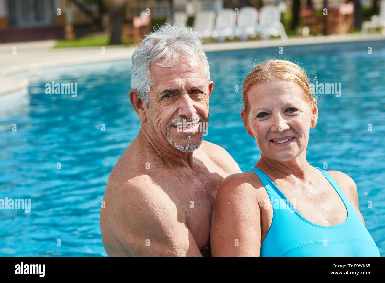 Happy Senioren Paar zusammen am Swimmingpool auf Wellness Urlaub Stockfoto