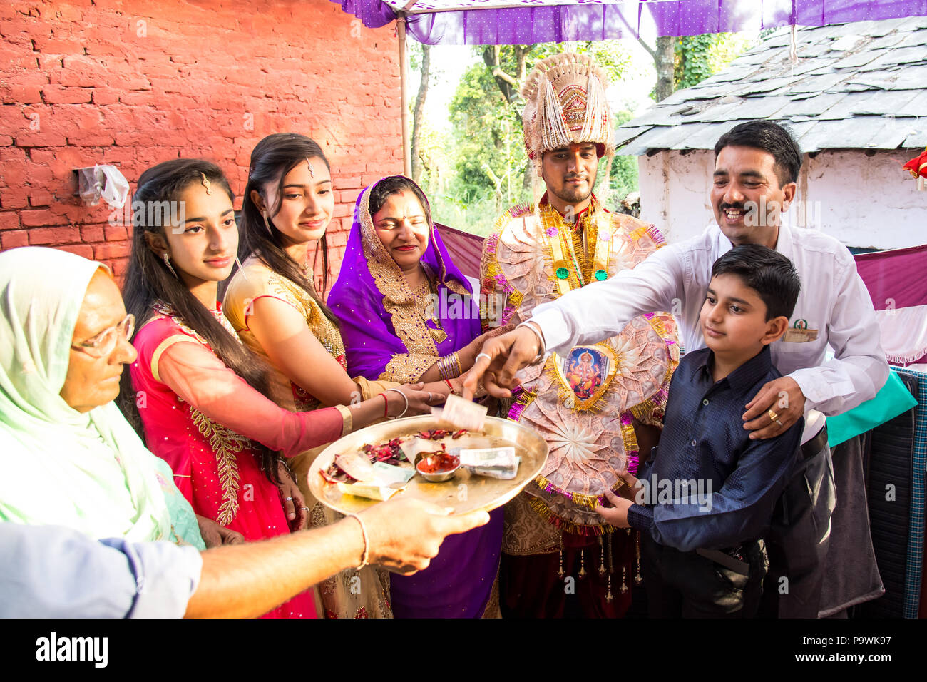Eine traditionelle Hochzeit in der indischen Provinz.der Bräutigam akzeptiert Geschenke, Wünsche und Segnungen von seiner Familie. Indien Juni 2018 Stockfoto