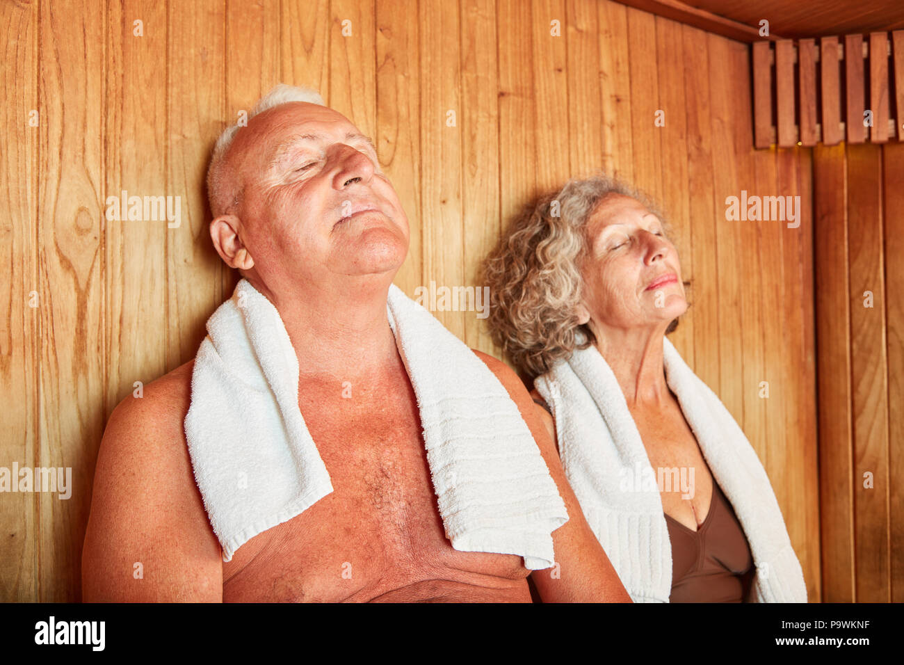 Entspannt senior Paar genießen die gesunde Wärme in der Sauna Stockfoto