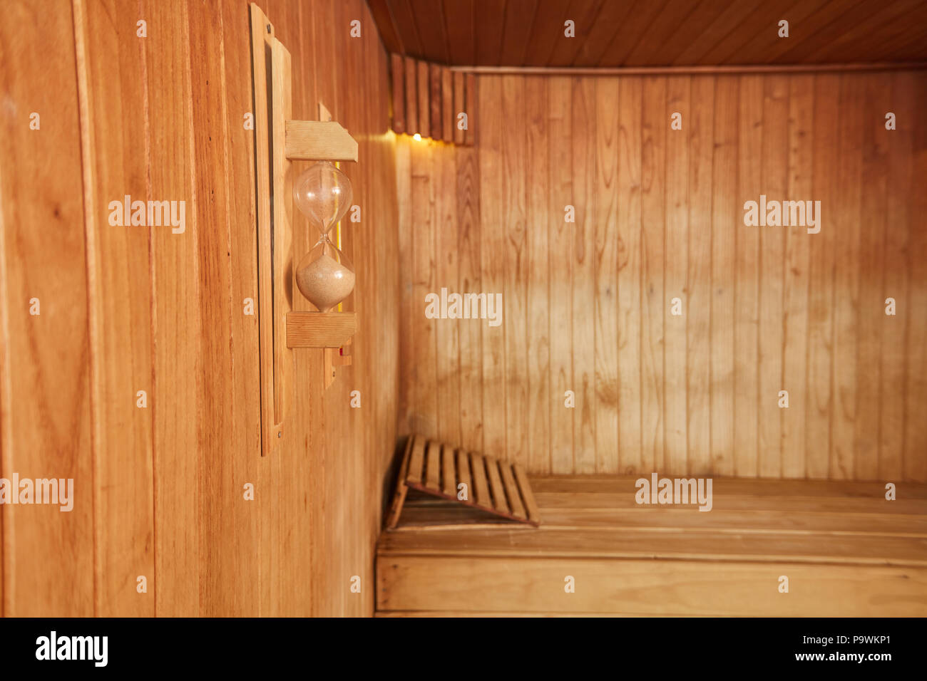 Leere Sauna mit Sanduhr in einem Spa Hotel für Wellness und Entspannung Stockfoto