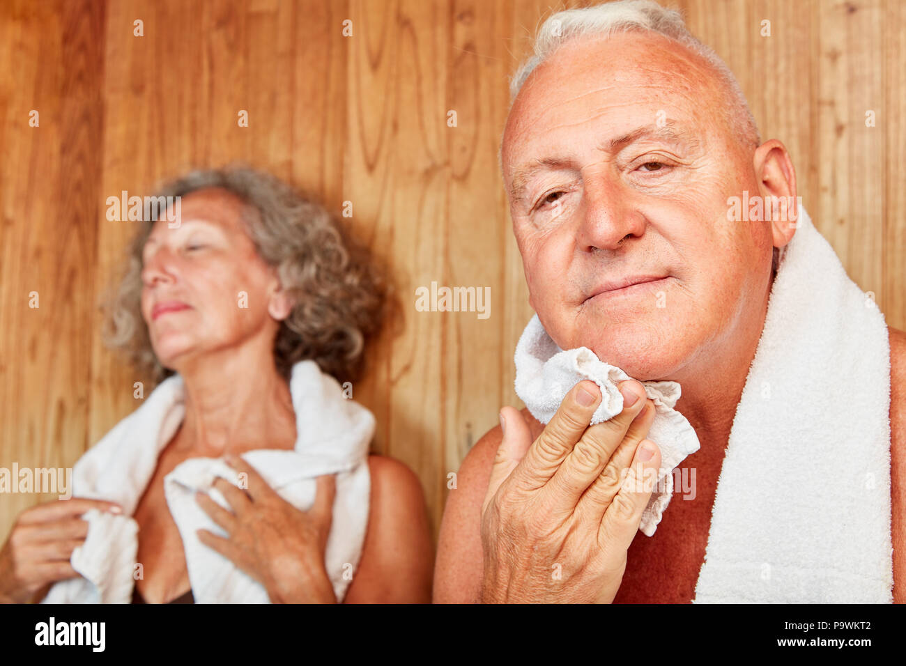 Senior Paar schwitzt in der Sauna oder im Dampfbad im Spa Hotel Stockfoto