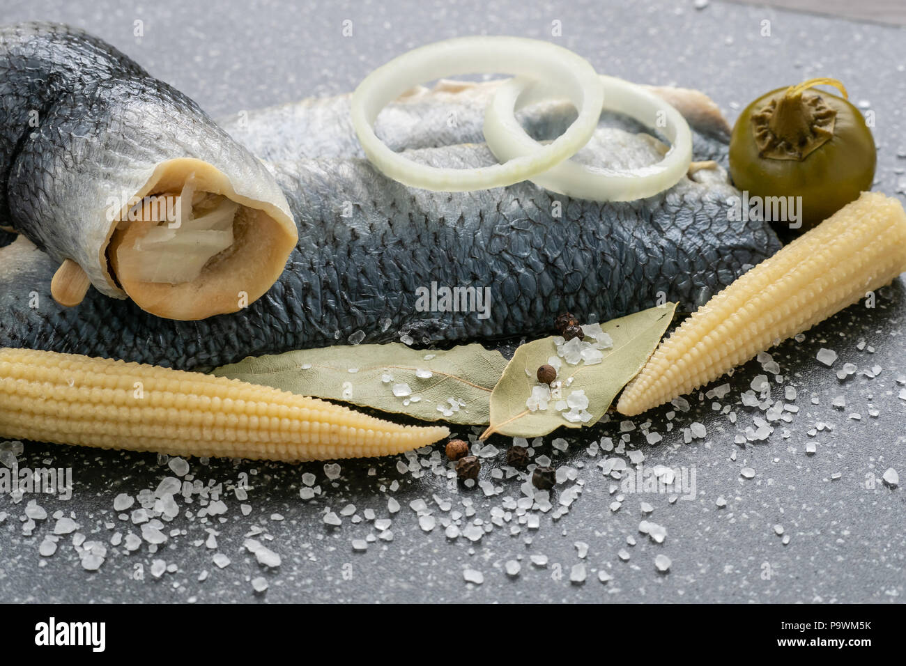 Salzwasser mariniertem Fisch, kalte Vorspeise. Hering Filet mariniert auf dem Schwarzen Brett Stockfoto