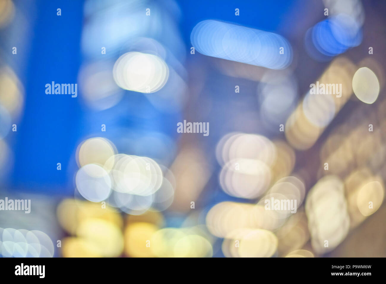 Verschwommen Lichter der Stadt in der Nacht, Urban abstrakt Hintergrund. Stockfoto