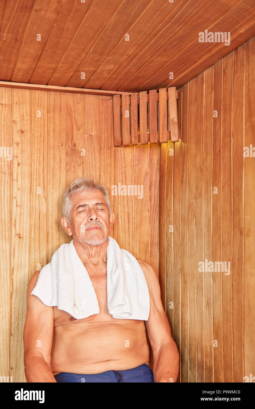 Älterer Mann sitzt in der Sauna und entspannen im Wellness Urlaub im Hotel Stockfoto