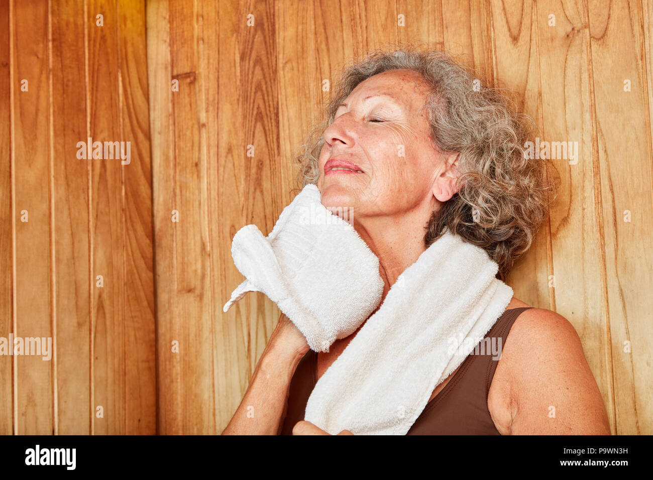 Alte Frau schwitzt in der gesunden Dampfbad oder Sauna im Spa Hotel Stockfoto
