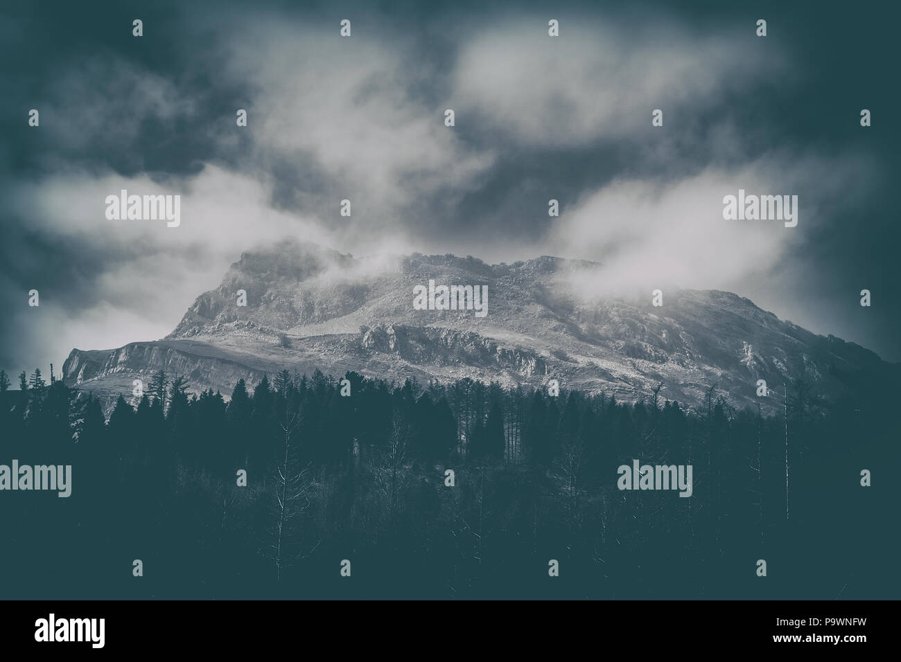 Itxina Berg in Gorbea mit atmosphärischen Stimmung Stockfoto