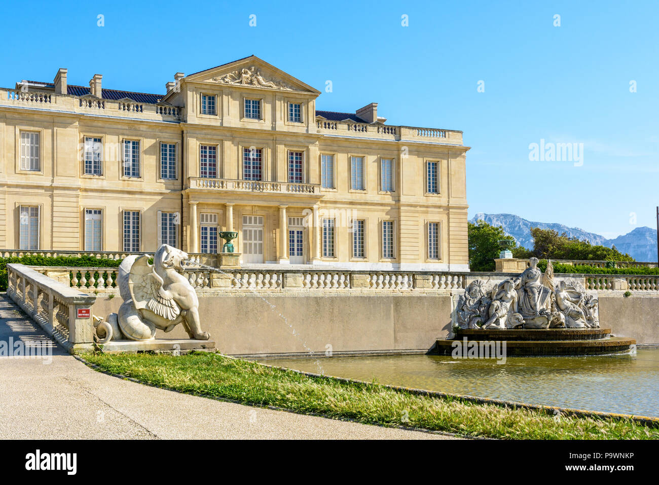 Drei Viertel der Borely Schloss und sein Becken mit behauene Brunnen, Statuen und Strahlwasser in Borely Park in Marseille, Frankreich. Stockfoto