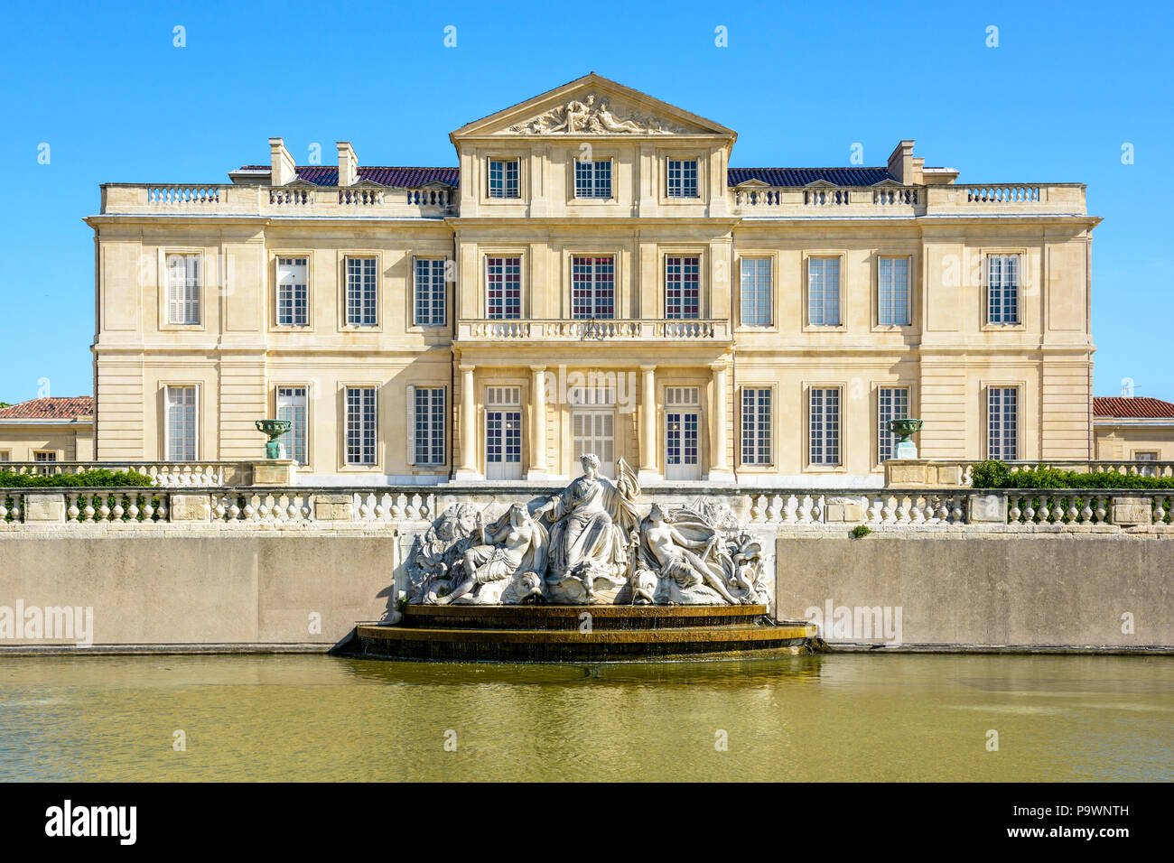 Vorderansicht des Borely Schloss und sein Becken mit behauene Brunnen, Statuen und Strahlwasser in Borely Park in Marseille, Frankreich. Stockfoto