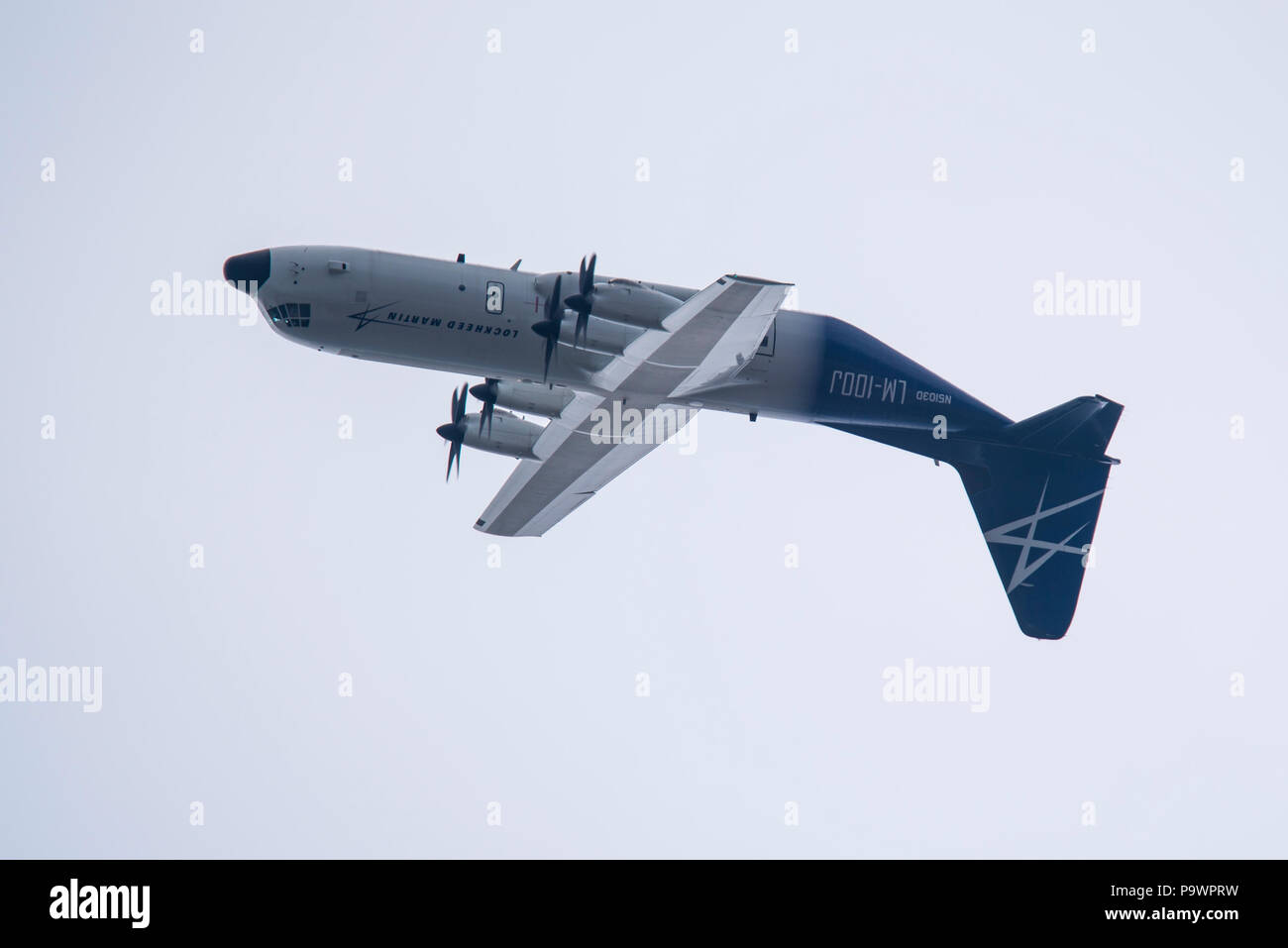 Lockheed Martin LM 100 J zivile Hercules Verkehrsmittel Flugzeug tun Kunstflug auf der Farnborough International Airshow, FIA 2018, Luft- und Raumfahrt Handel Tag, Großbritannien Stockfoto