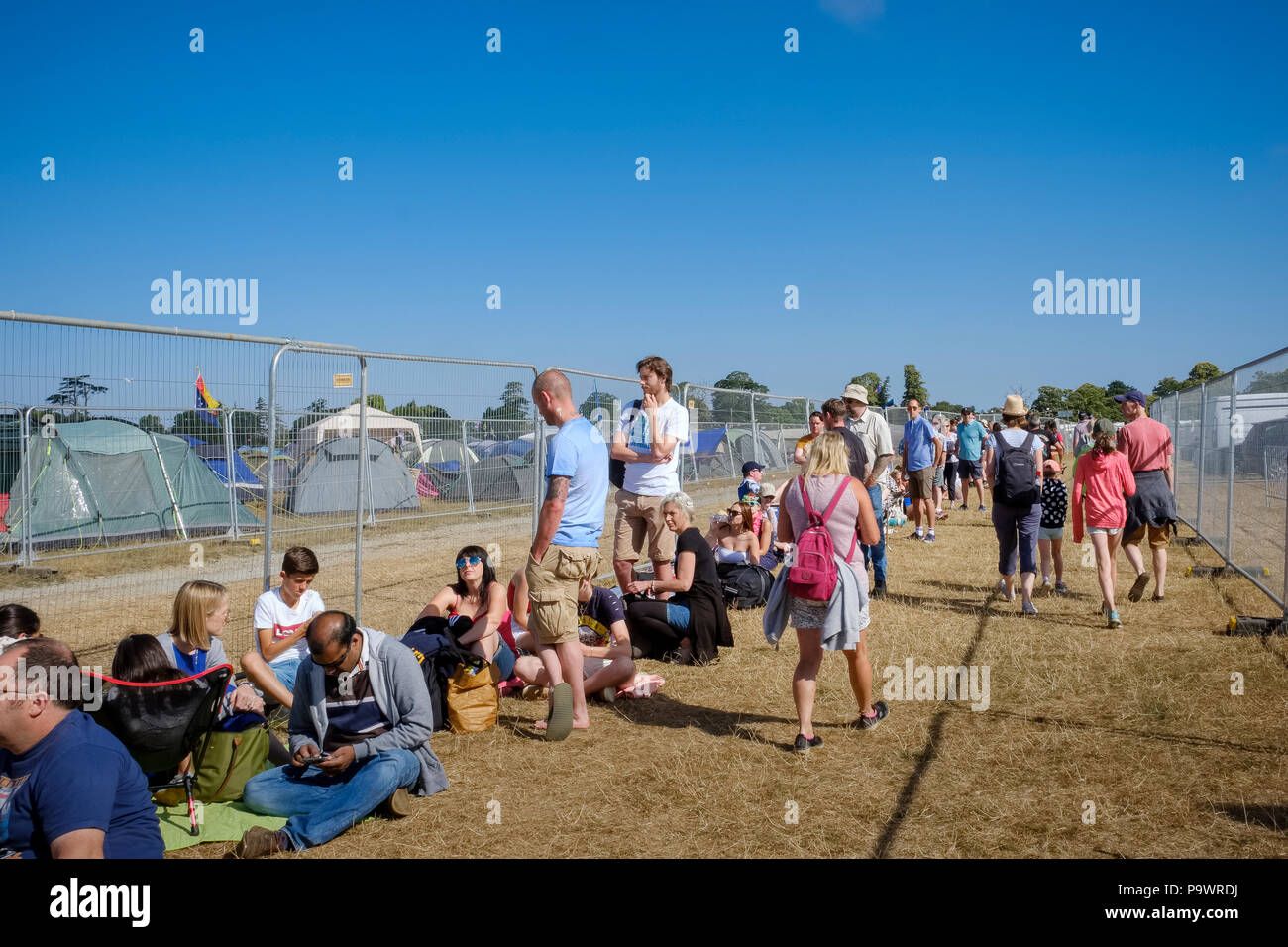 Tageskarte admissions Warteschlange bei Latitude Festival, Suffolk, Großbritannien. Zelte der Wochenendurlauber hinter den Schranken. Stockfoto