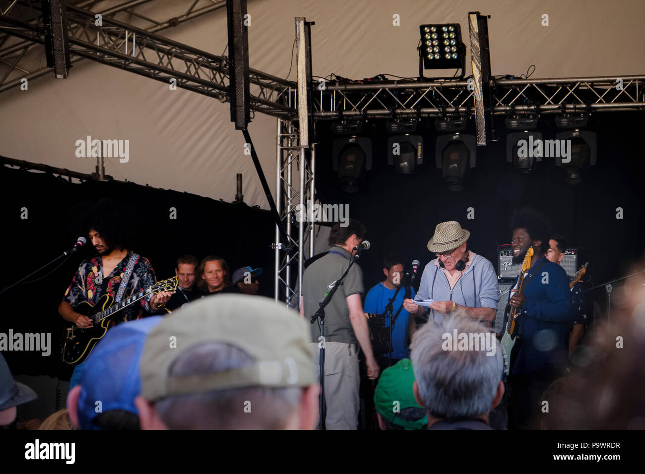 Danny Boyle und Michael Kiwanuke auf der Bühne während der Dreharbeiten für die kommende Boyle/Curtis Film, Latitude Festival 2018, Suffolk, Großbritannien. Stockfoto