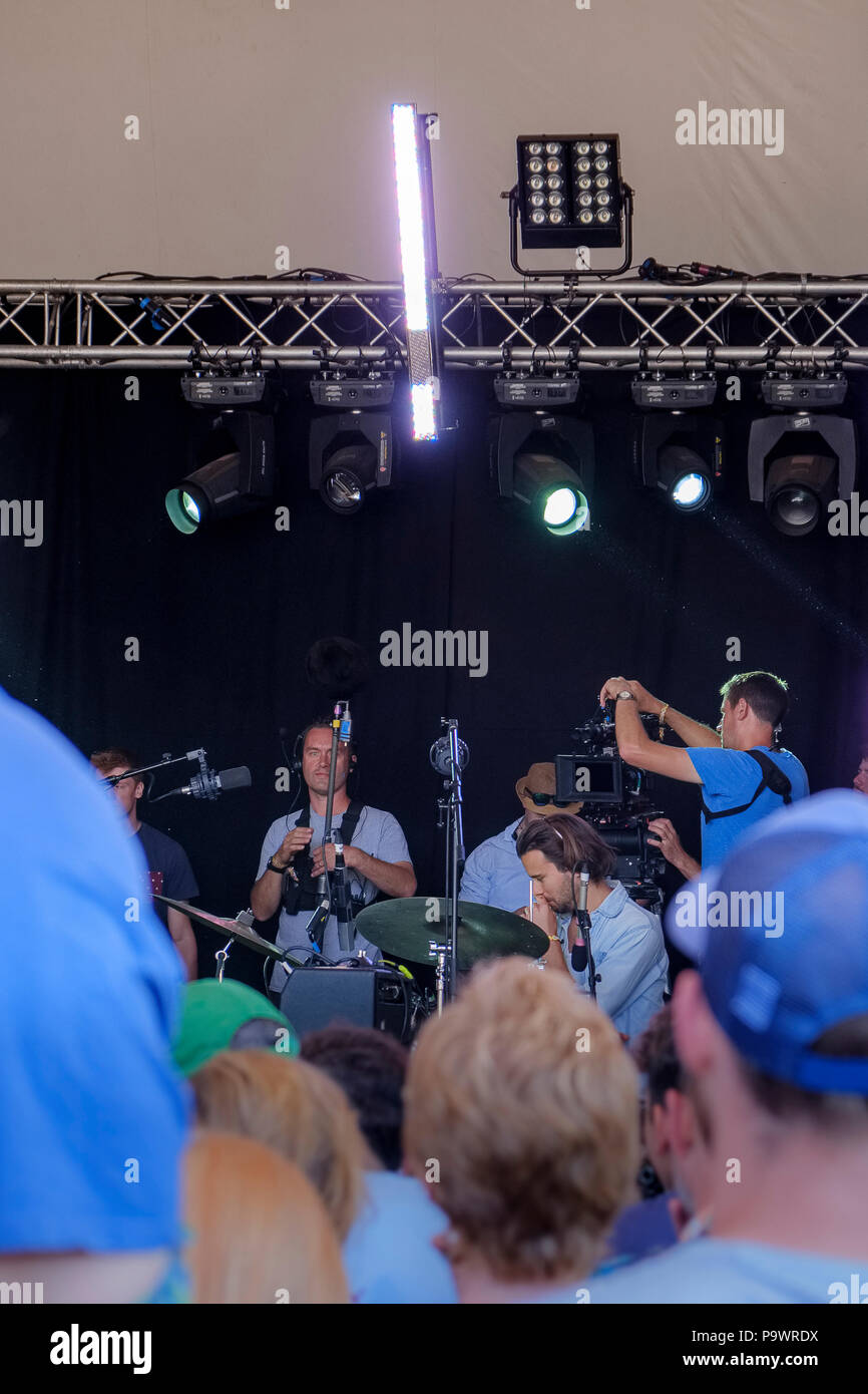 Kamera und Ton Crew auf der Bühne während der Dreharbeiten für die kommende Boyle/Curtis Film, Latitude Festival 2018, Suffolk, Großbritannien. Stockfoto