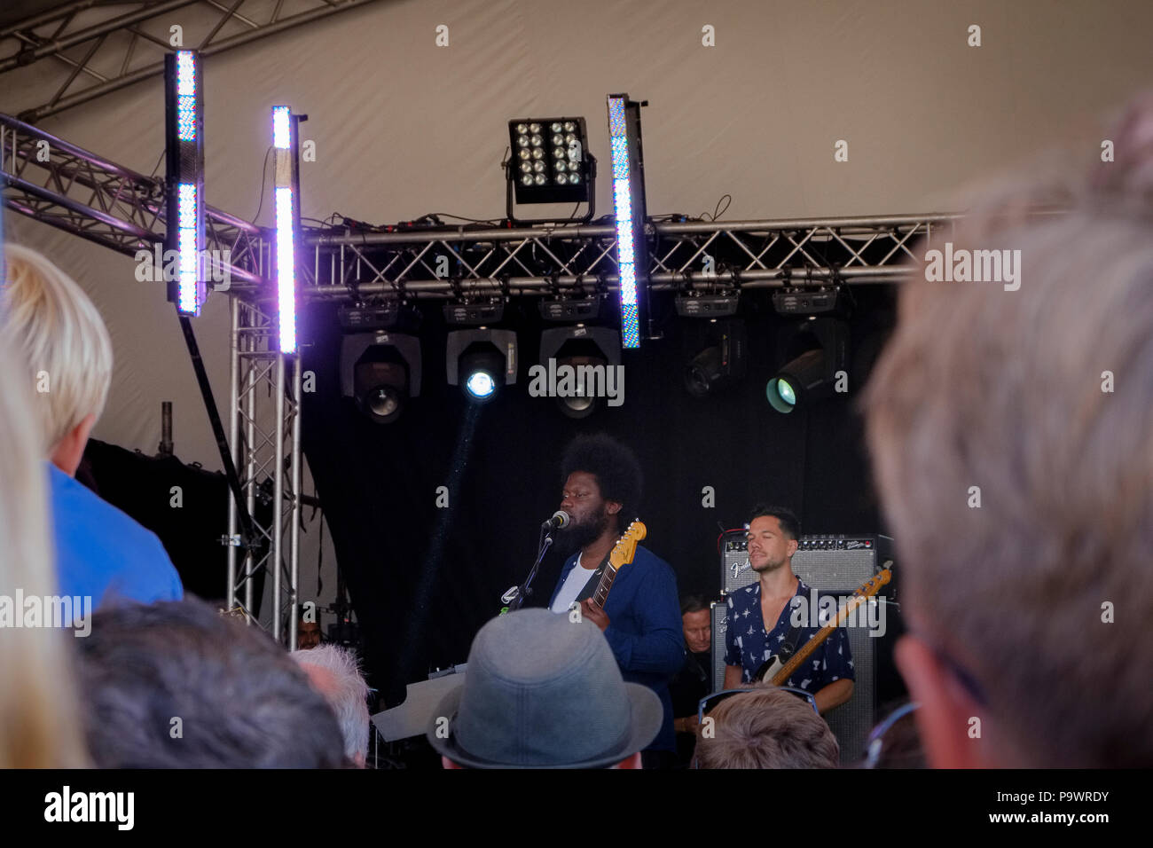 Michael Kiwanuke auf der Bühne während der Dreharbeiten für die kommende Boyle/Curtis Film, Latitude Festival 2018, Suffolk, Großbritannien. Stockfoto