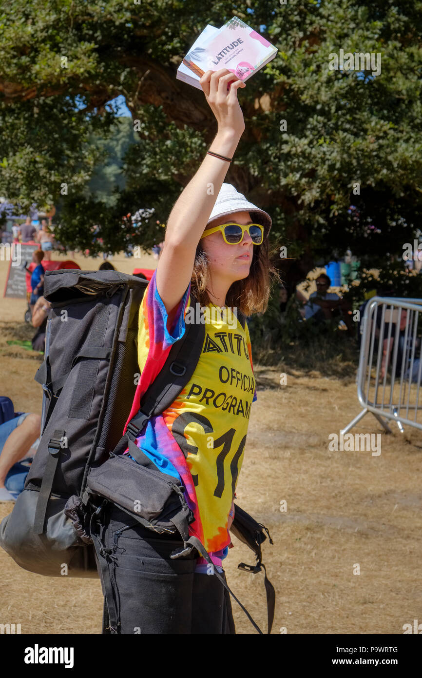 Programm Verkäufer, Latitude Festival 2018, Suffolk. Stockfoto