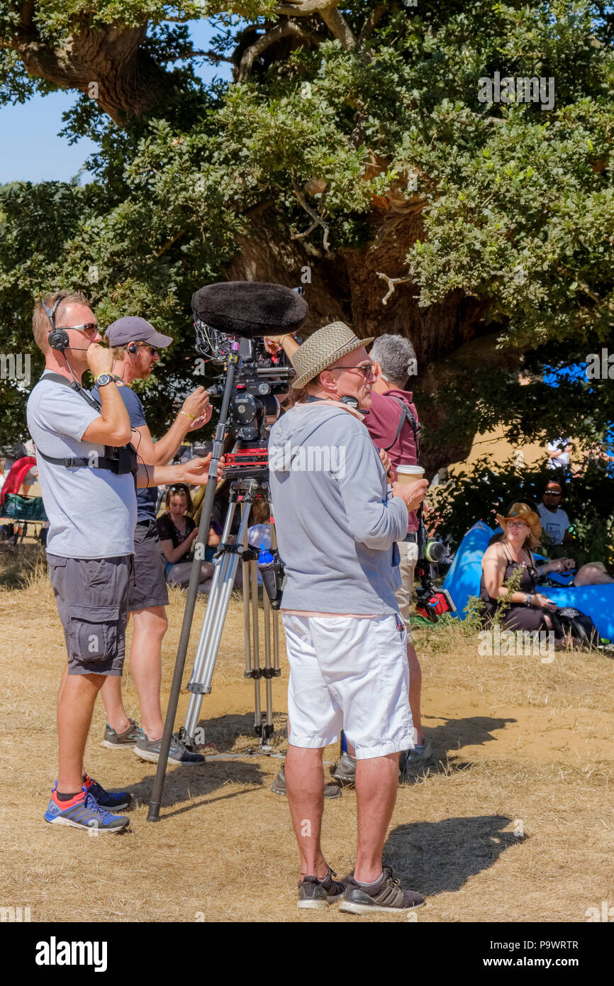 Danny Boyle und Filmteam eine Pause während der Dreharbeiten an Latitude Festival, betrachten Menschen zu Fuß rund um den Boden. Juli 2018, Suffolk, Großbritannien. Stockfoto