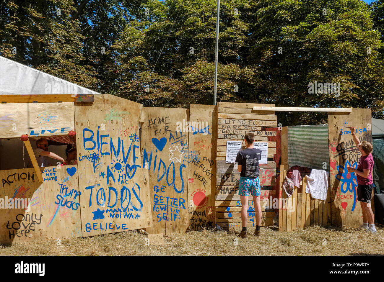 Tagging (Hinzufügen von Graffiti) auf dem Armaturenbrett Kunst Euro Hocken im Fernen Wald bei Latitude Festival, Suffolk, Großbritannien. Stockfoto