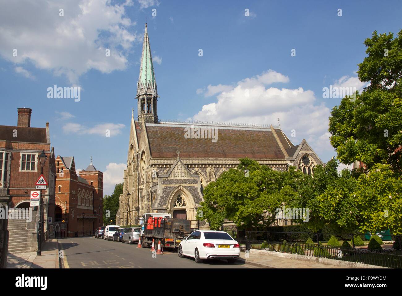 Harrow School Kapelle mit einem grünen Kirchturm, das ist ein denkmalgeschütztes Gebäude, auf Harrow-On - The-Hill, London Stockfoto