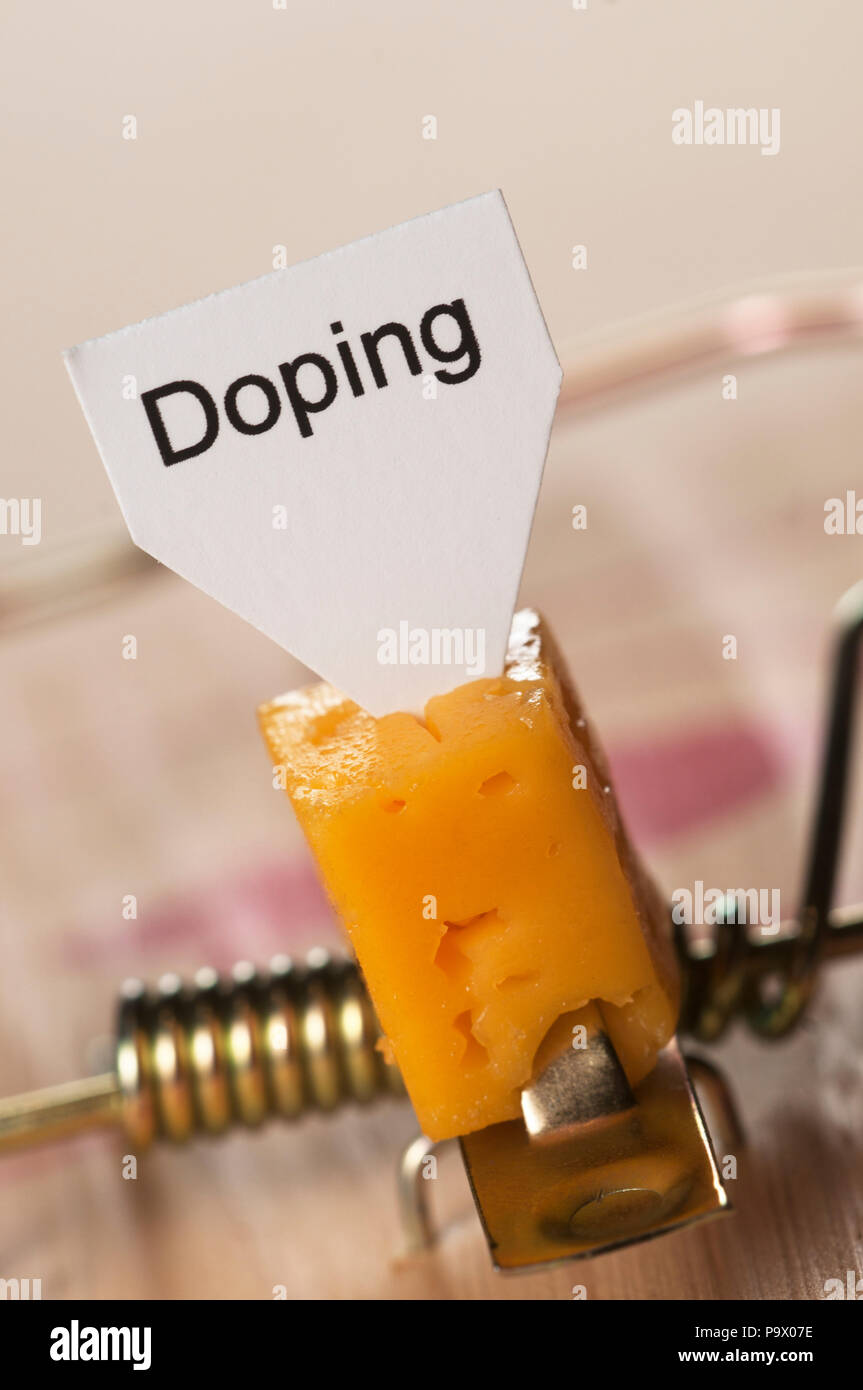 Doping Zeichen auf einem Käse in Maus trap, closeup Schuß Stockfoto