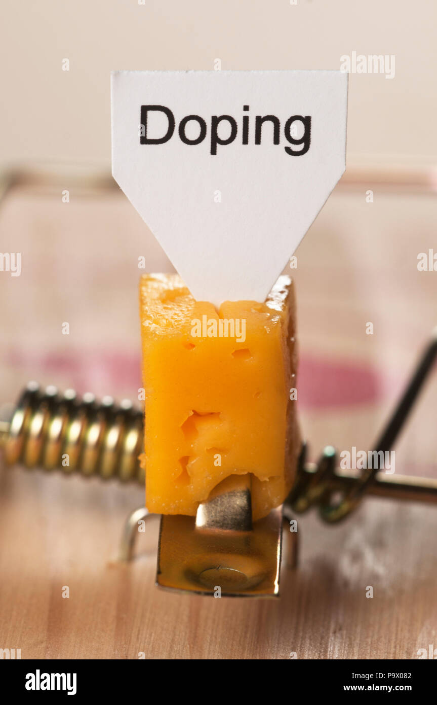 Doping Zeichen auf einem Käse in Maus trap, closeup Schuß Stockfoto