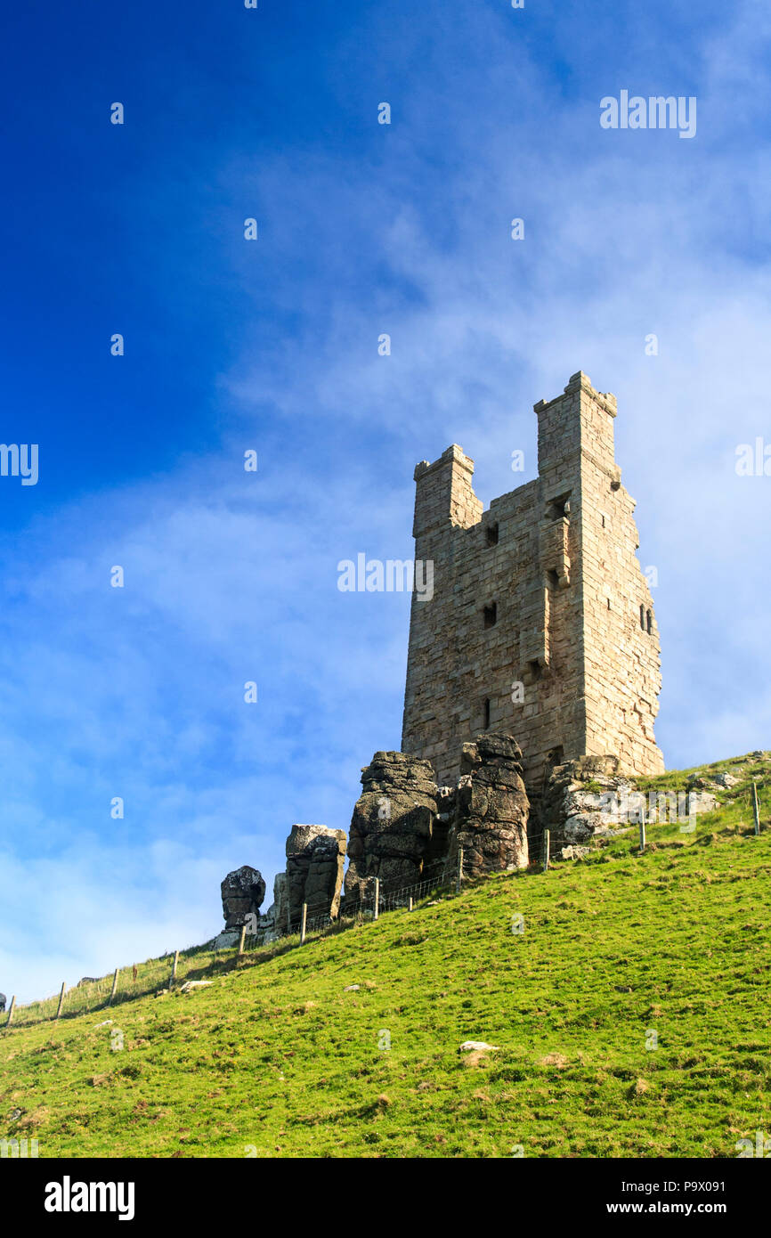 Die Ruinen des Dunstanburgh Castle aus dem 14. Jahrhundert auf dem Northumberland Küstenweg, England Stockfoto