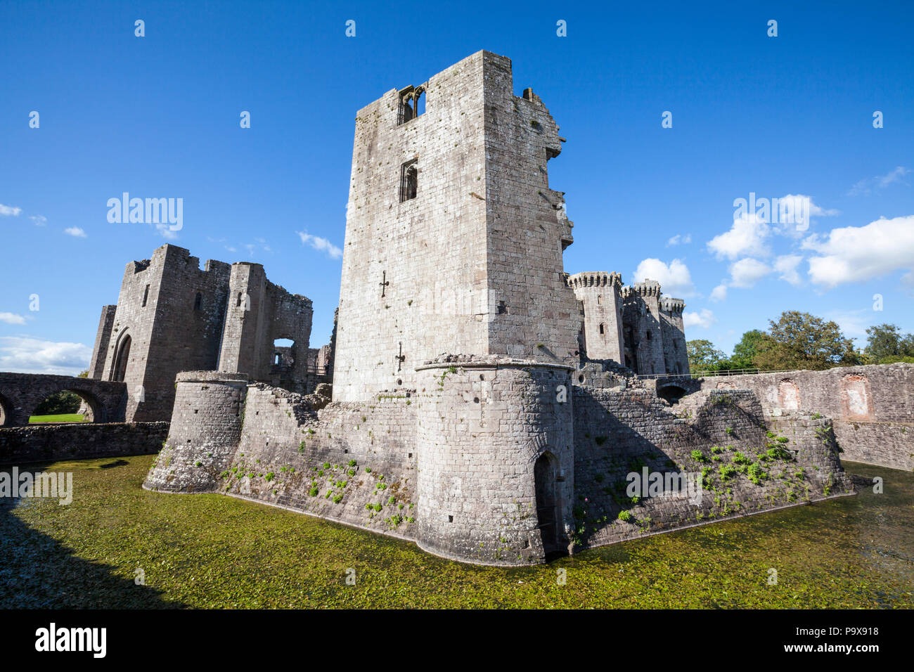 Der große Turm und Graben von Raglan Castle, Monmouthshire, Wales Stockfoto