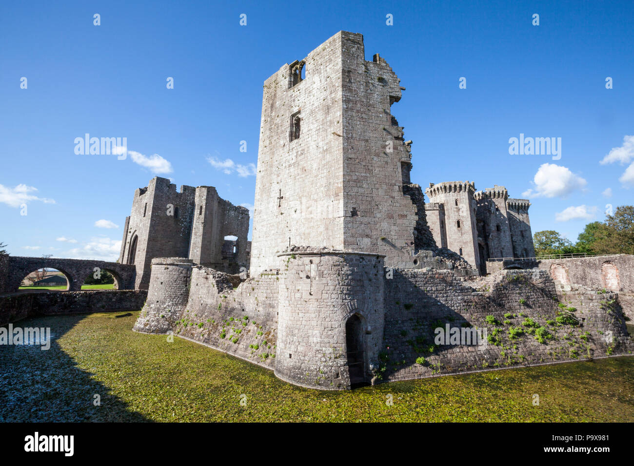 Der große Turm und Graben von Raglan Castle, Monmouthshire, Wales Stockfoto