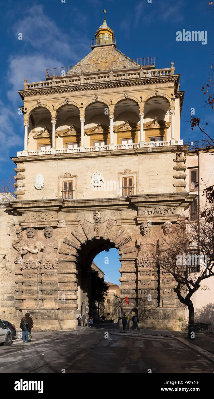 Porta Nuova, ein Stadttor von Palermo, Sizilien, Italien, Europa Stockfoto