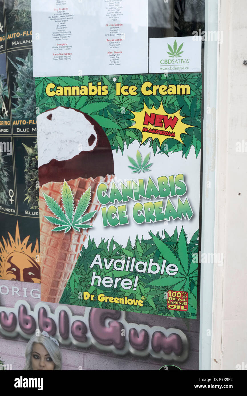 Cannabis Eis aus Cannabis öl Plakat im Fenster eines Hanf shop Drogen shop in Amsterdam, Niederlande, Holland, Europa Stockfoto